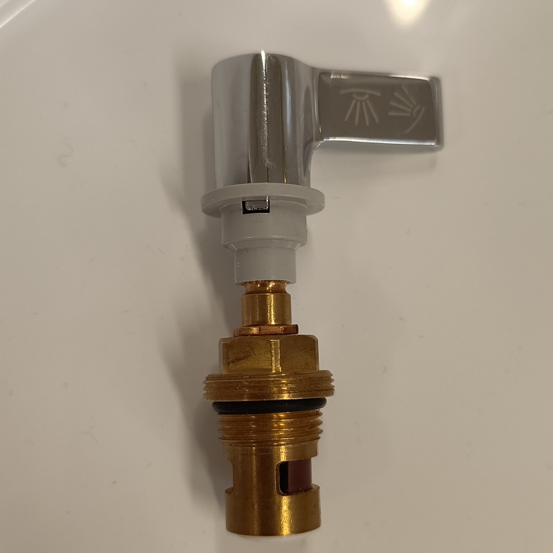 Кран-букса 3/8, 90° (закрытие вправо, по часовой) керамическая Hansgrohe 98817000